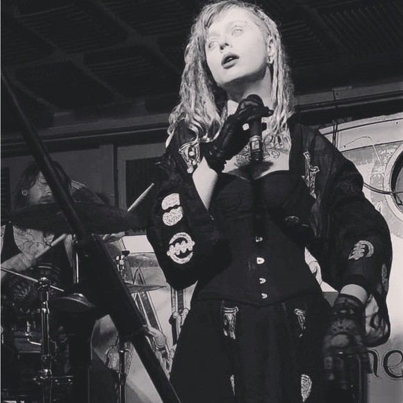 Meet your Posher, Jodee - Picture 3 of 4